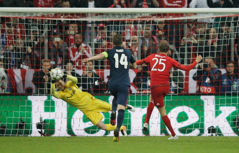 مولر يهدر ركلة جزاء في 2016 ضد أتلتيكو توماس مولر مهاجم بايرن ميونيخ