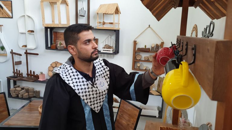 خريج بغزة يكسر قيود البطالة بصناعة الأنتيكات