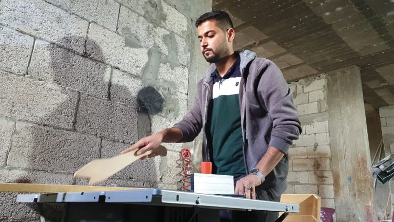 خريج بغزة يكسر قيود البطالة بصناعة الأنتيكات