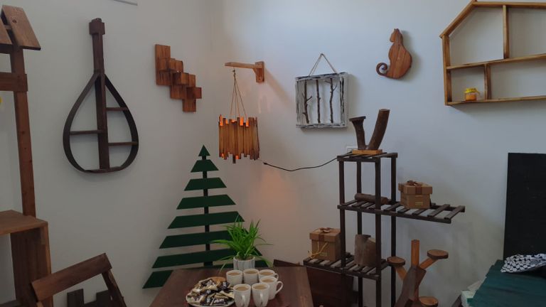 خريج بغزة يكسر قيود البطالة بصناعة الأنتيكات