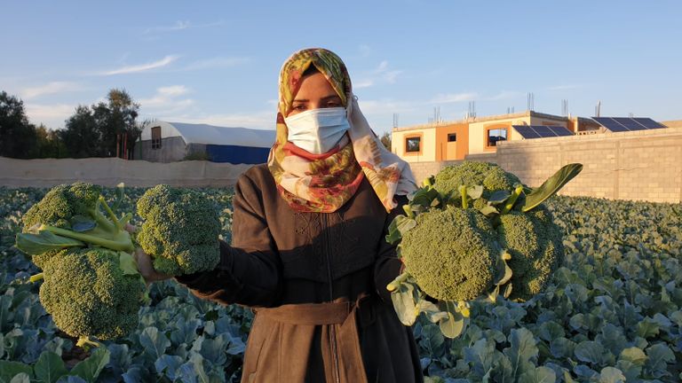 خريج بغزة يكسر قيود البطالة بصناعة الأنتيكات