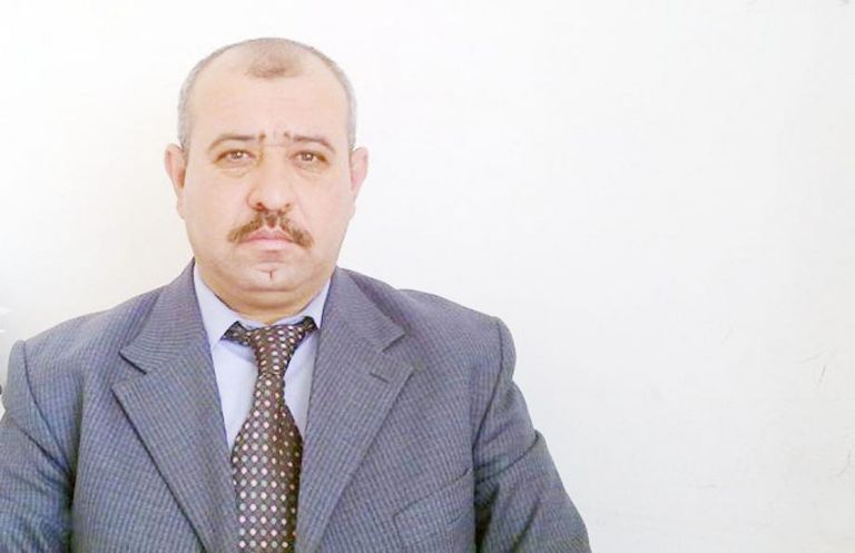 خريج بغزة يكسر قيود البطالة بصناعة الأنتيكات