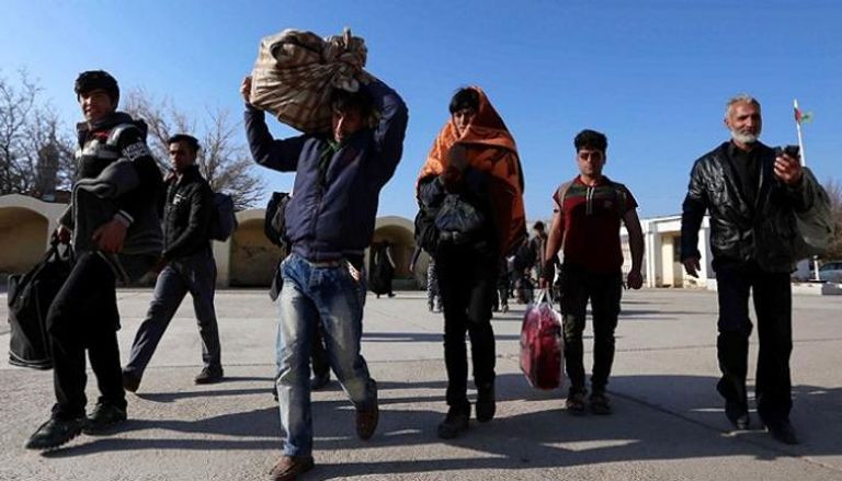  لاجئون أفغان يعبرون الحدود إلى ولاية نمروز الأفغانية بعد ترحيلهم من إيران