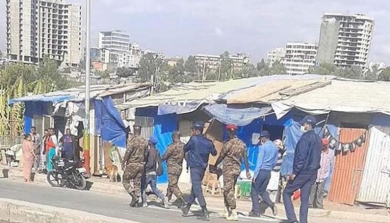 عناصر من قوات الأمن الإثيوبية في موقع الانفجار