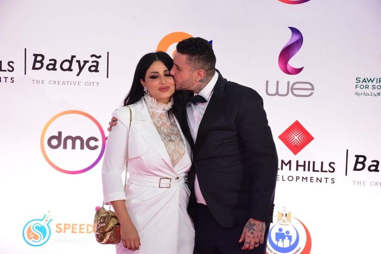 الفيشاوي وزوجته في افتتاح مهرجان القاهرة