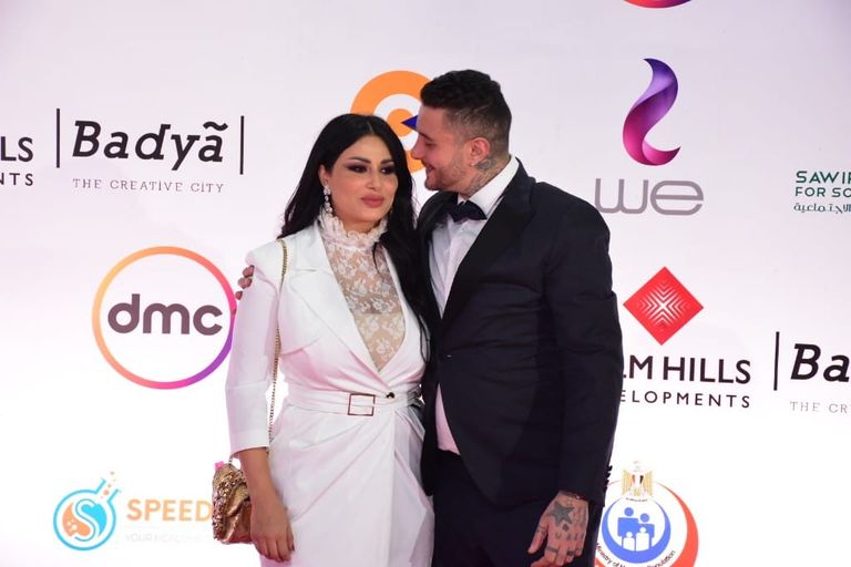 الفيشاوي وزوجته في افتتاح مهرجان القاهرة