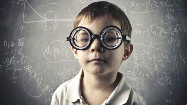 طفل مصاب بمتلازمة الموهوب - تعبيرية المصابون بمتلازمة الموهوب لديهم قدرات خاصة - تعبيرية