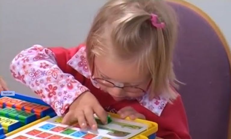 طفلة مصابة بمتلازمة الموهوب - تعبيرية المصابون بمتلازمة الموهوب لديهم قدرات خاصة - تعبيرية