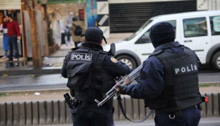 عنصران من الشرطة التركية في حملة مداهمة- أرشيفية