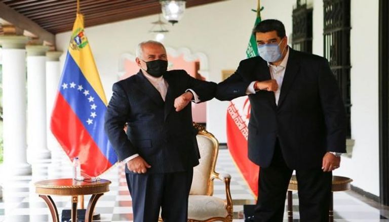 الرئيس الفنزويلي مادورو مع وزير الخارجية الإيراني جواد ظريف