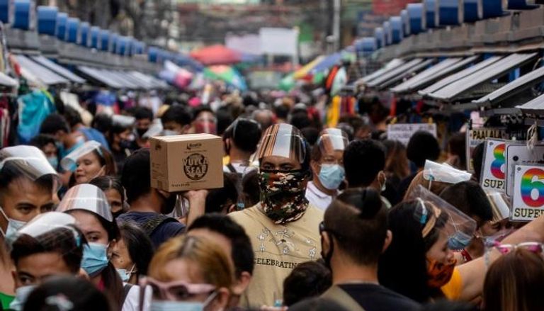 الشرطة الفلبينية تهدد مخالفي التباعد الاجتماعي بالضرب بالعصا