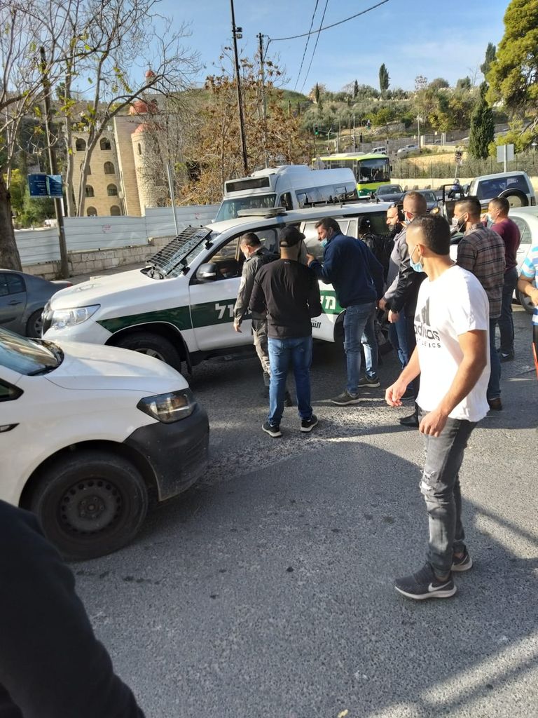 آثار الحريق على أحد مقاعد الكنيسة