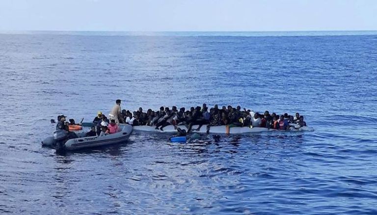 لاجئون على متن قارب مطاطي قبالة السواحل الليبية