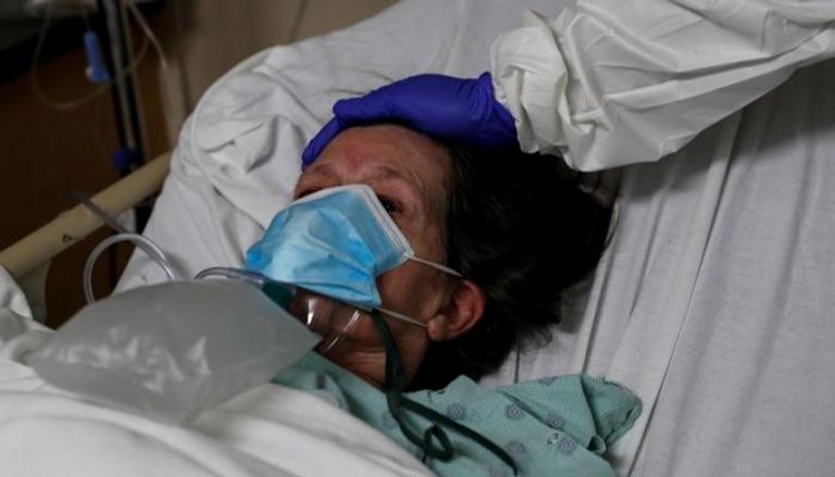 أمريكية مصابة بفيروس كورونا في إحدى المستشفيات