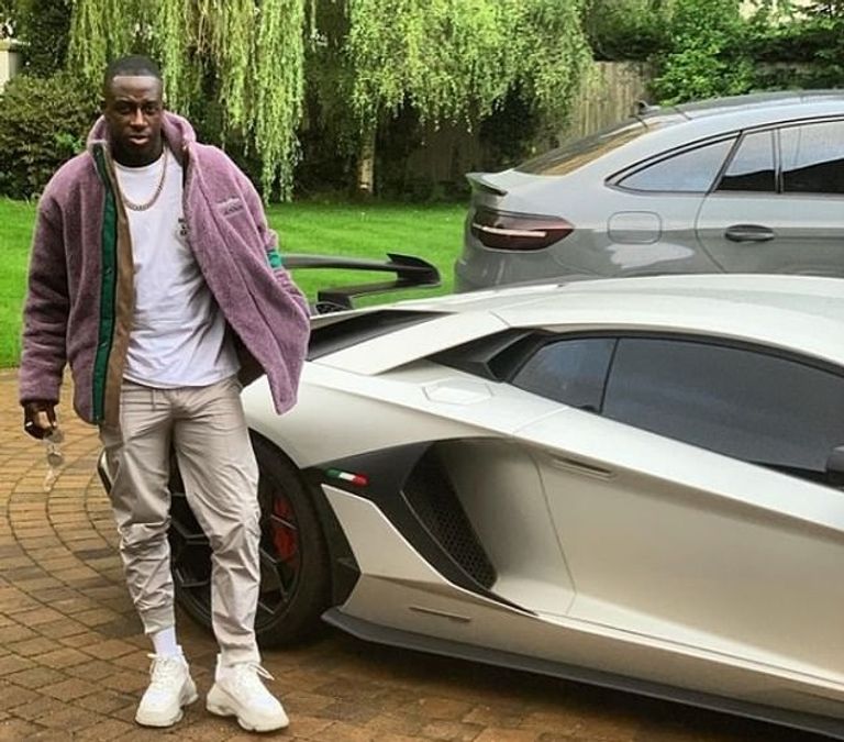 بنجامين ميندي لاعب مانشستر سيتي وسيارته الفارهة السيارة الفارهة لبنجامين ميندي لاعب مانشستر سيتي