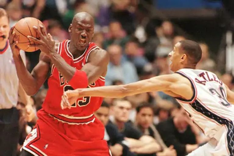 مايكل جوردان أسطورة كرة السلة الأمريكية قمصان ليبرون جيمس وأوباما ومايكل جوردان في المزاد