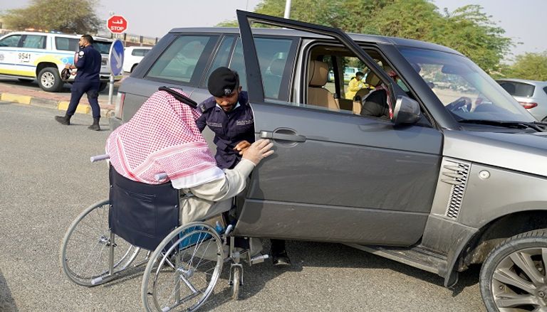 الناخبون الكويتيون في صفوف أمام مراكز الاقتراع