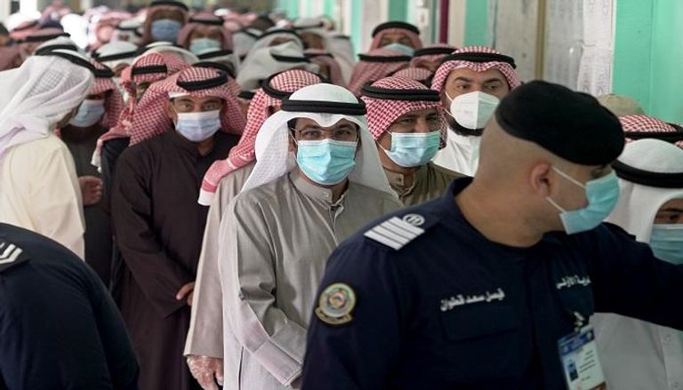 الناخبون الكويتيون في صفوف أمام مراكز الاقتراع