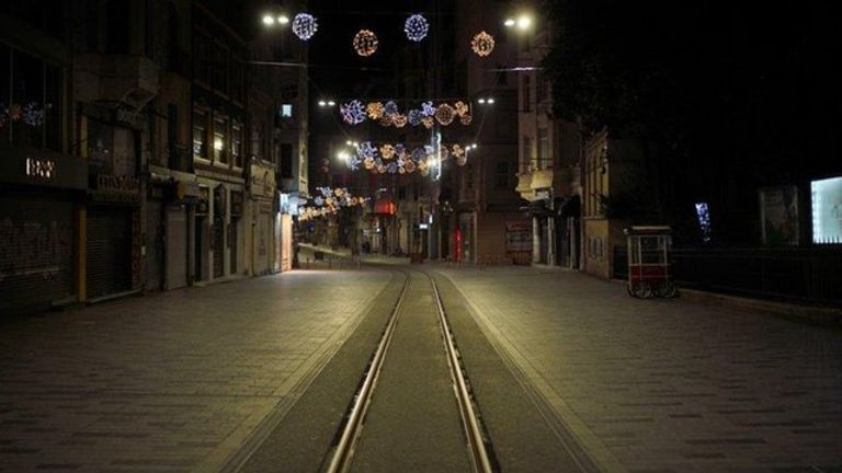 أفراد من الإدارات المحلية أثناء تطهير سوق في تركيا