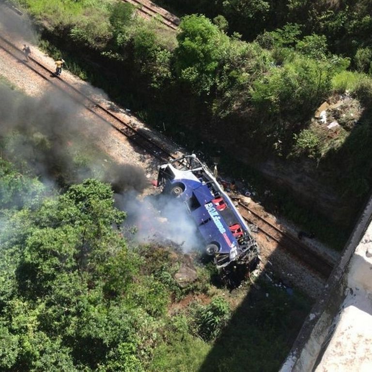 سقوط حافلة من فوق جسر من ارتفاع 15 مترا