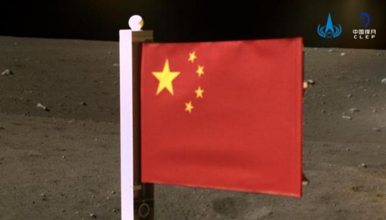 الصين ترفع علمها على سطح القمر