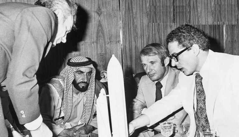 الشيخ زايد بن سلطان آل نهيان أثناء لقاء رواد الفضاء الأمريكيين 