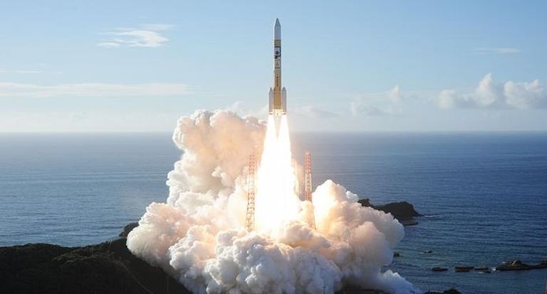 الشيخ زايد بن سلطان آل نهيان أثناء لقاء رواد الفضاء الأمريكيين