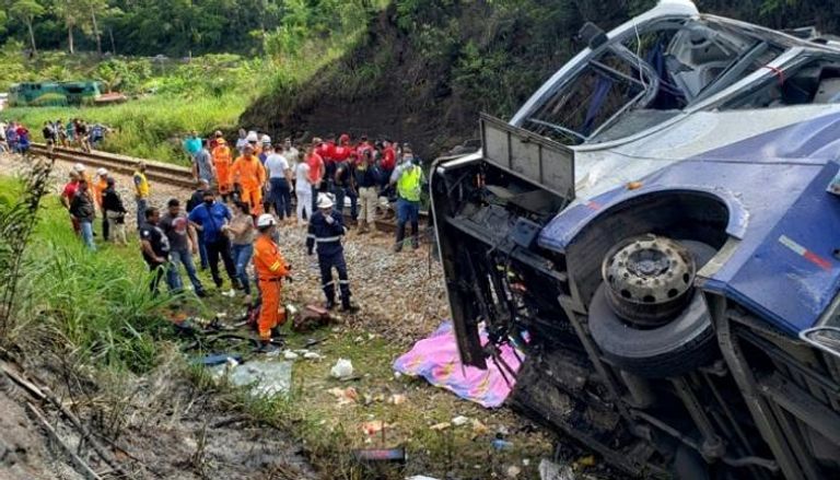 16 قتيلا على الأقل إثر سقوط حافلة من جسر مرتفع في البرازيل