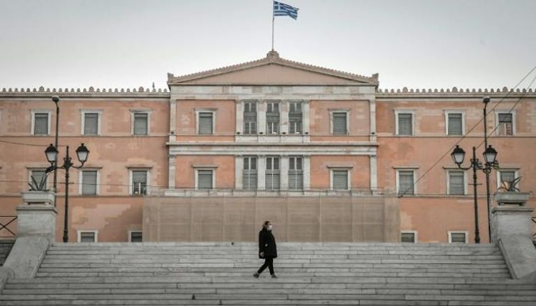 امرأة تمشي قرب البرلمان اليوناني في أثينا - أ ف ب
