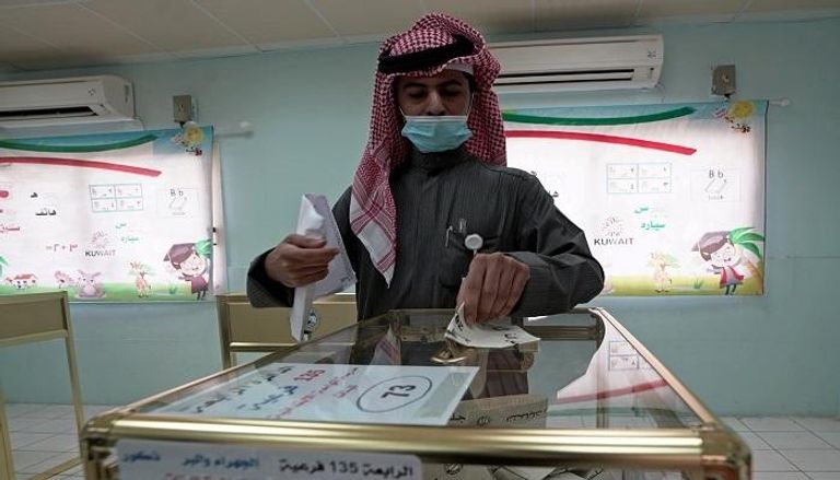 كويتي خلال الإدلاء بصوته في انتخابات مجلس الأمة- رويترز