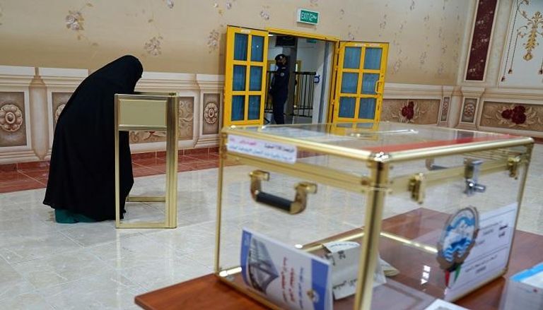 إحدى الكويتيات تدلي بصوتها في الانتخابات البرلمانية
