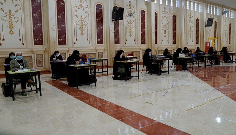 إحدى الكويتيات تدلي بصوتها في الانتخابات البرلمانية