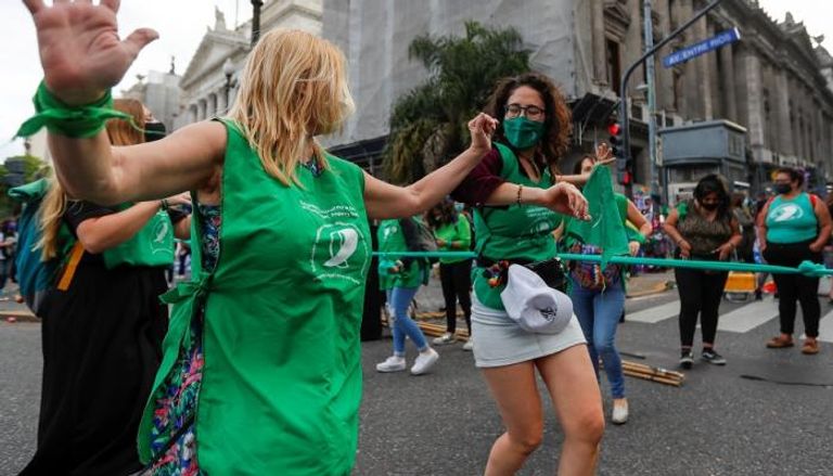 مشاركات في مسيرة تؤيد تقنين الإجهاض بالأرجنتين