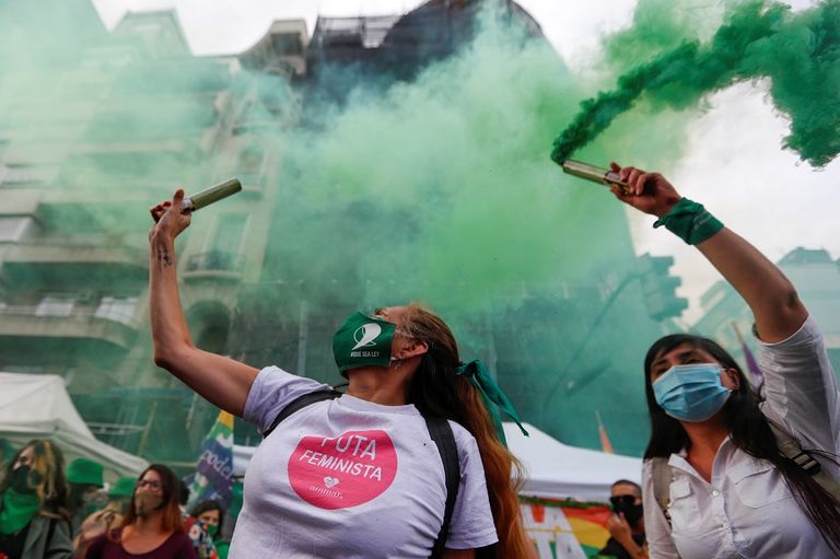 مشاركات في مسيرة تؤيد تقنين الإجهاض بالأرجنتين