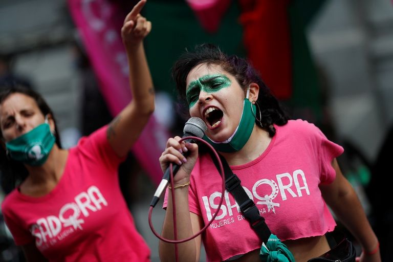 مشاركات في مسيرة تؤيد تقنين الإجهاض بالأرجنتين