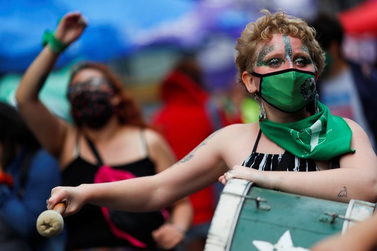 مشاركات في مسيرة تؤيد تقنين الإجهاض بالأرجنتين