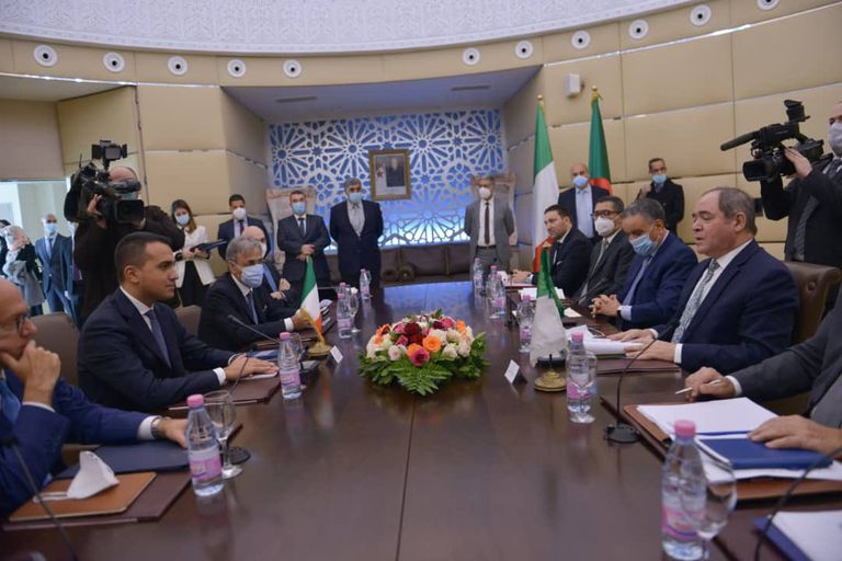 جلسة مباحثات بين وفدي البلدين بمقر وزارة الخارجية الجزائرية