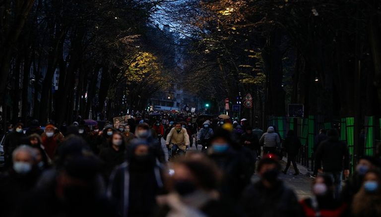 جانب من المظاهرات التي تجتاح شوارع فرنسا رفضا لقانون ينتهك الحريات- أ. ف. ب