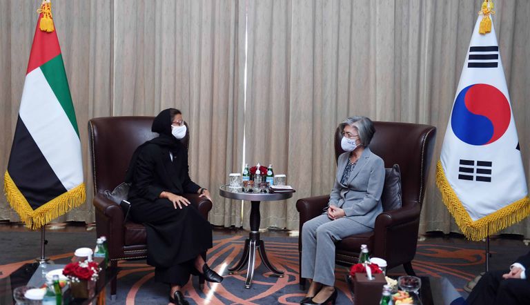 نورة الكعبي وكانج كيونج واه وزيرة خارجية جمهورية كوريا الجنوبية