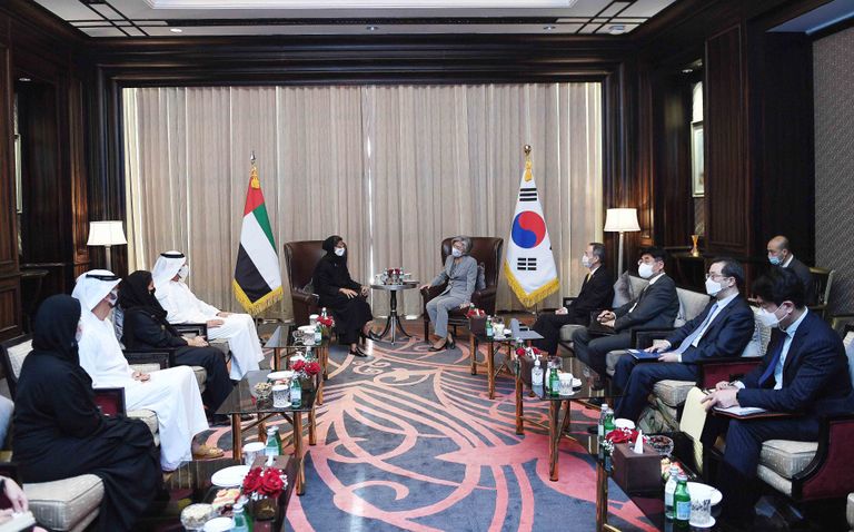 نورة الكعبي وكانج كيونج واه وزيرة خارجية جمهورية كوريا الجنوبية