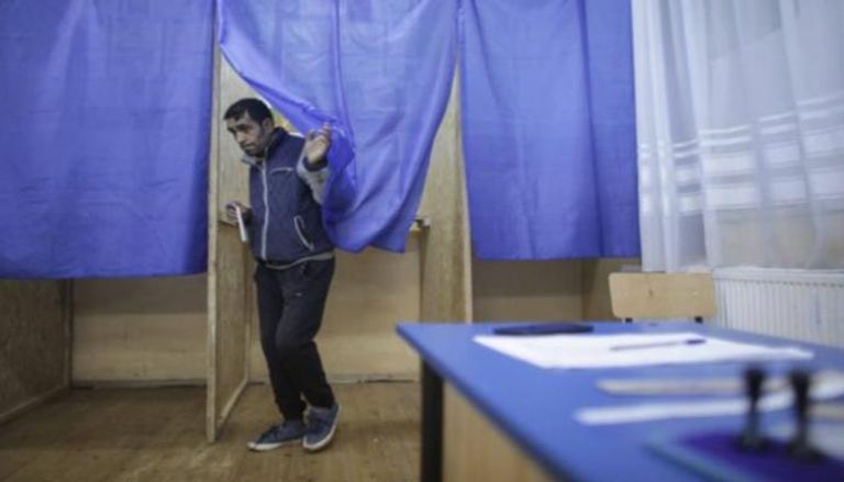 ناخب يدلي بصوته في رومانيا -  أرشيفية