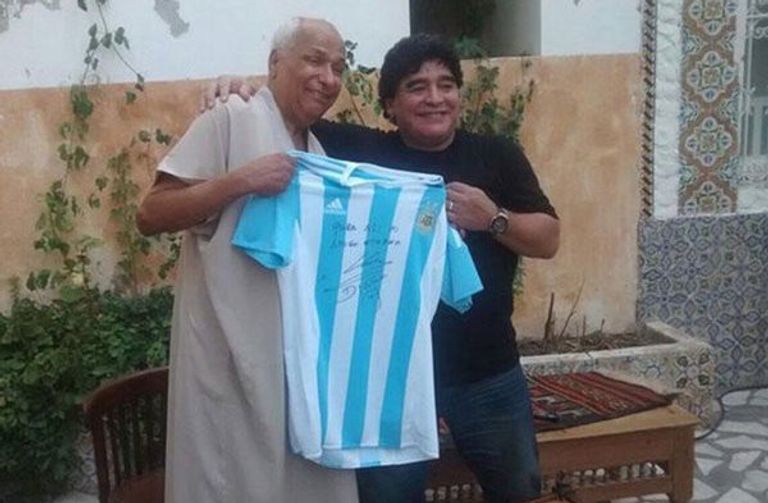 دييجو أرماندو مارادونا خلال زيارة علي بن ناصر دييجو أرماندو مارادونا