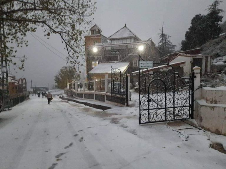 مدن الجزائر تكتسي الحلة البيضاء بالثلوج مدن الجزائر تكتسي الحلة البيضاء بالثلوج