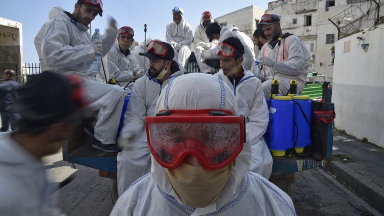 عمال جزائريون لتعقيم الشوارع من فيروس كورونا الجزائر 2020.. عسر سياسي بكورونا والثورة المضادة