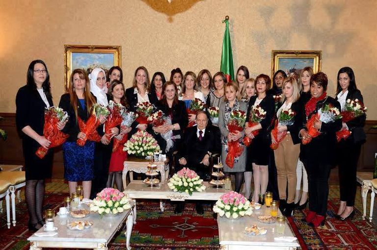 بوتفليقة يتوسط جزائريات بمناسبة عيد المرأة - أرشيفية الجزائر 2020.. عسر سياسي بكورونا والثورة المضادة