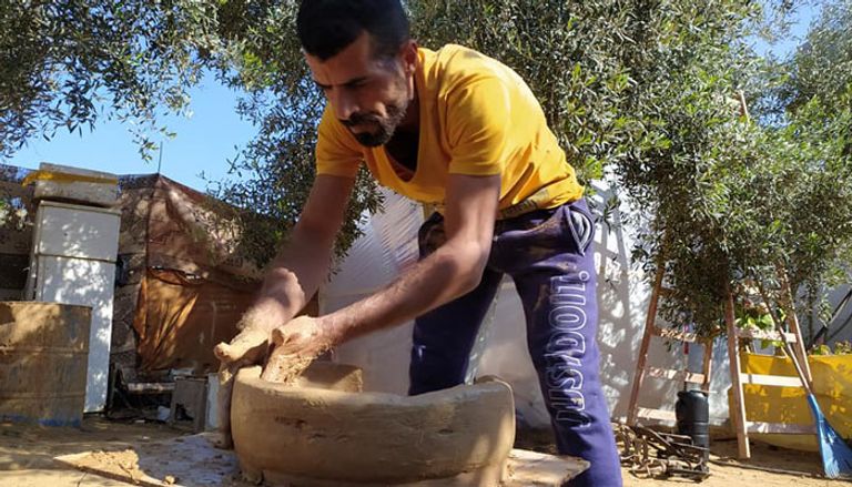 الفقر يعيد الاعتماد على أفران الطين بغزة