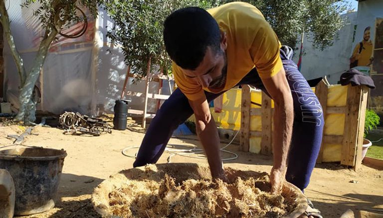 الفقر يعيد الاعتماد على أفران الطين بغزة