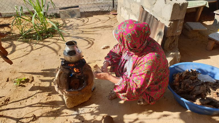 الفقر يعيد الاعتماد على أفران الطين بغزة