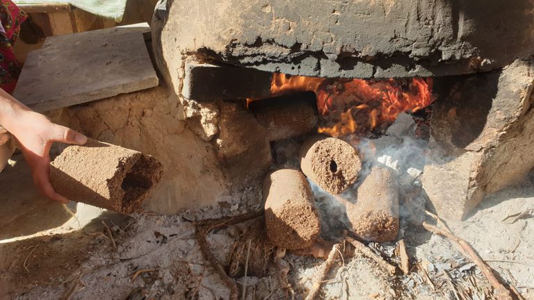 الفقر يعيد الاعتماد على أفران الطين بغزة