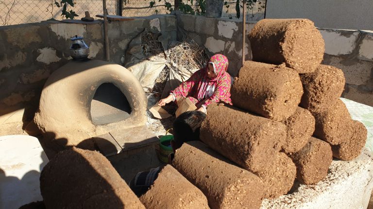الفقر يعيد الاعتماد على أفران الطين بغزة